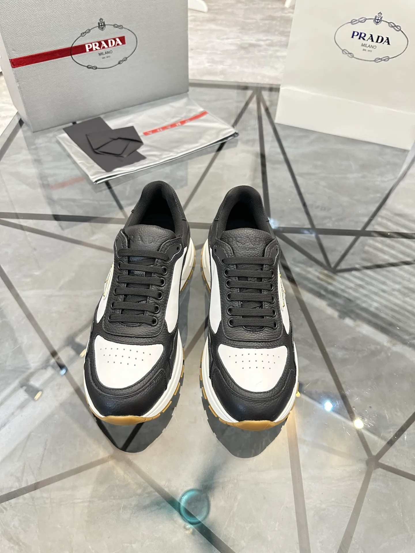 Men's shoes: 💰P600¥ High-end top quality Product trademark: Prada *"Prada*" low-top casual shoes Regular size: 38-45 (can be customized to 46) Product material: imported cowhide upper, breathable lining, cowhide foot pads, original ultra-light foam outsole. No.: 001